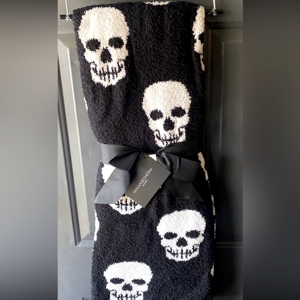 Halloween Skull Throw NWT